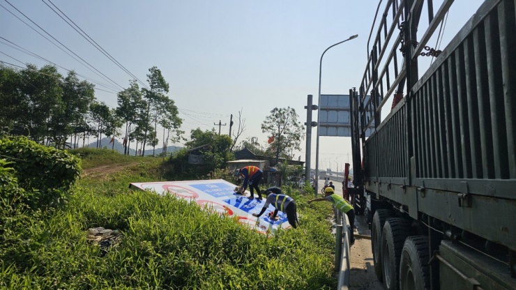 Lực lượng chức năng tiến hành cắm bảng cấm ở điểm vào tuyến cao tốc Cam Lộ - La Sơn. Ảnh: NGUYỄN DO