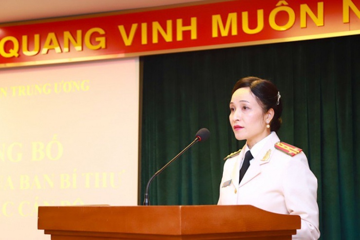 Phó Chủ nhiệm UBKT Đảng uỷ Công an Trung ương Nguyễn Thuý Quỳnh phát biểu nhận nhiệm vụ tại buổi lễ. Ảnh: CA