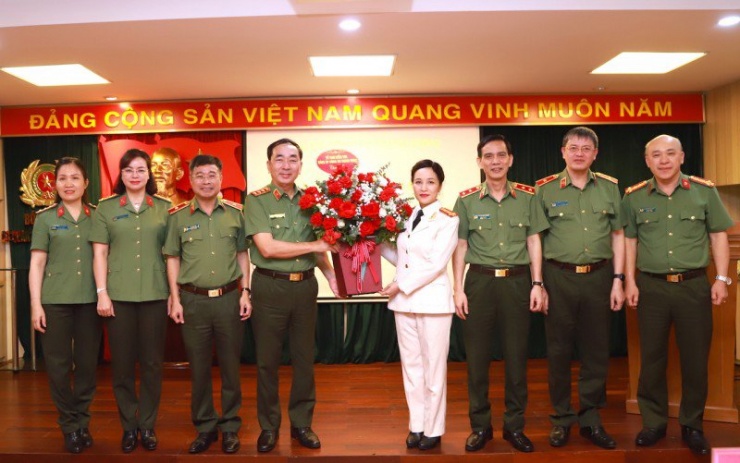 Thứ trưởng Trần Quốc Tỏ cùng các đồng chí trong UBKT Đảng uỷ Công an Trung ương chúc mừng Đại tá Nguyễn Thuý Quỳnh. Ảnh: CA