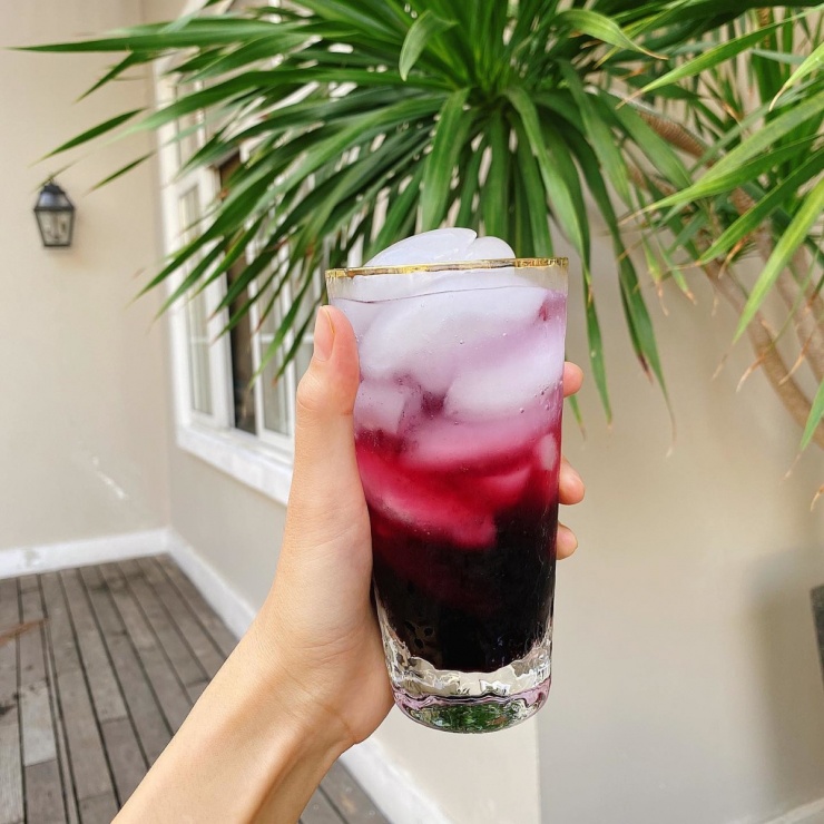 Khi đến mùa hoa atiso đỏ (hibiscus), bà mẹ ba con thường tranh thủ mua nhiều, ngâm đường phèn để dành cho cả gia đình uống giải nhiệt. Cô còn tự làm thức uống này để phục vụ thực khách tại nhà hàng của gia đình. Atiso đỏ giúp mát gan, thanh nhiệt lại giàu vitamin C nhờ đó giúp chống lại các gốc tự do, góp phần làm đẹp da, ngăn ngừa lão hoá sớm.