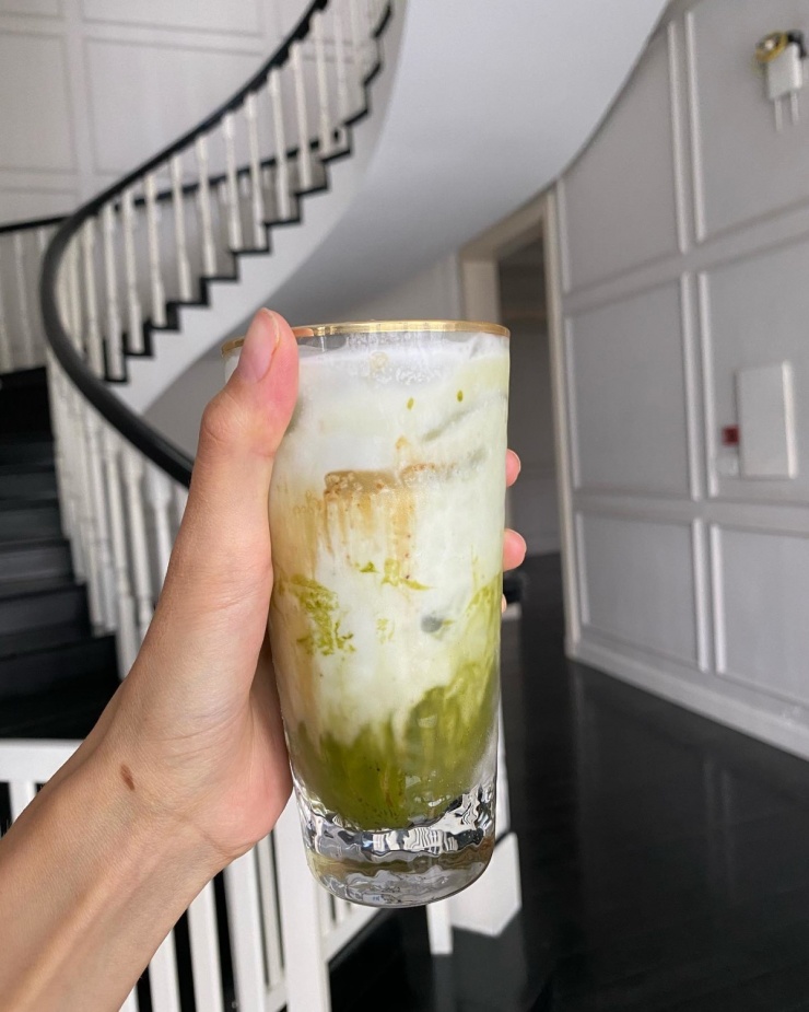 Món matcha latte được Tăng Thanh Hà pha bằng nước cốt dừa và đường dừa thay cho đường, sữa thông thường. Ngoài ra, cô còn sử dụng nước dừa tươi kết hợp với bột trà xanh, cung cấp nhiều khoáng chất và chất chống oxy hoá có lợi cho cơ thể.