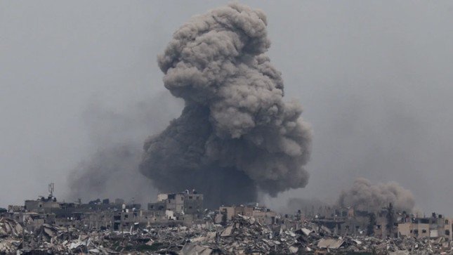 Khói bụi bốc lên sau một đợt ném bom vào Dải Gaza ngày 17/3. (Ảnh: Reuters)