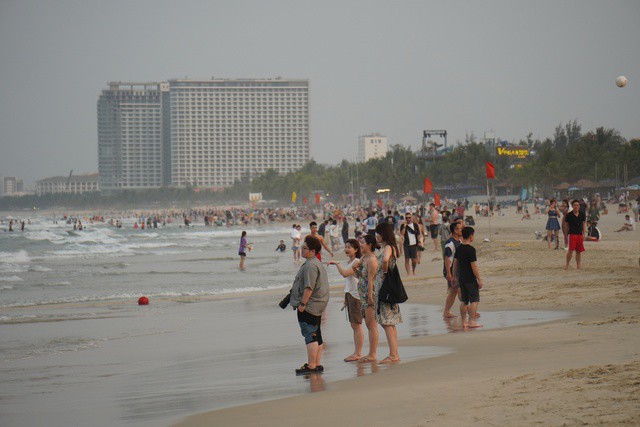 Bất chấp trời còn nắng gắt, từ khoảng 15 giờ, rất đông người dân và du khách đã kéo ra các bãi biển dọc đường Hoàng Sa, Võ Nguyên Giáp, Trường Sa, Nguyễn Tất Thành để tắm, hóng mát