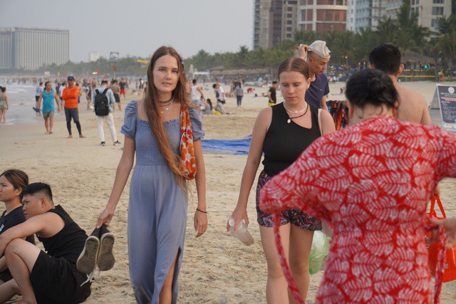 Trời nắng nóng, biển Mỹ Khê (TP Đà Nẵng) có lượng lớn khách du lịch ngoại tỉnh cũng như du khách quốc tế đổ xô về để thư giãn, tận hưởng không khí biển