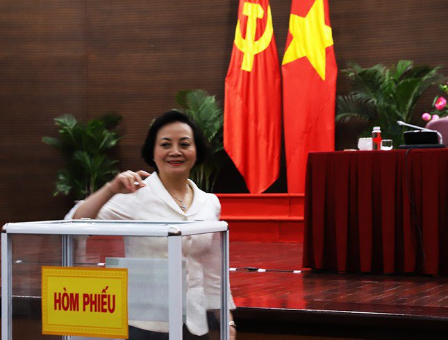 Bộ trưởng Phạm Thị Thanh Trà bỏ phiếu tại Hội nghị. Ảnh BNV