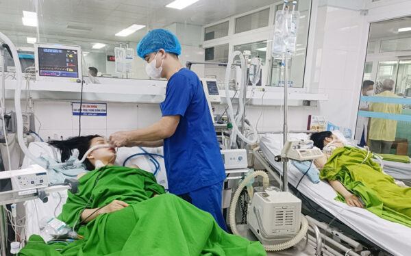 Hình ảnh 2 người bệnh trong tình trạng nguy kịch khi nhập viện do ngộ độc.