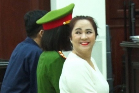 Bà Nguyễn Phương Hằng đã có mặt ở phòng xử