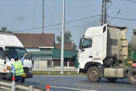 Cao tốc Cam Lộ - La Sơn trong ngày đầu cấm xe cỡ lớn