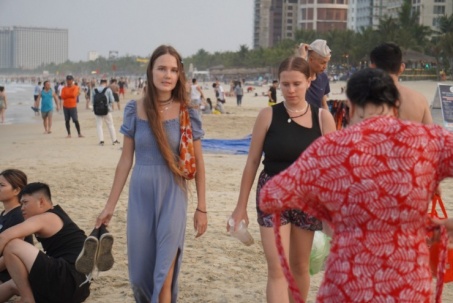 Nóng gần 40 độ C, dân Đà Nẵng đổ xô ra biển để giải nhiệt