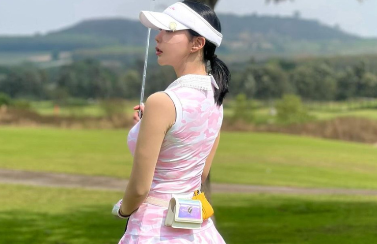 Khi đánh golf ở ngoài trời nắng, ngoài dùng kem chống nắng, cô còn đội mũ, dùng miếng dán chống tia UV để bảo vệ làn da.
