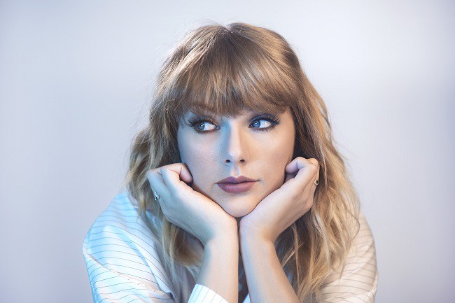 Theo Bloomberg, Taylor Swift đã kiếm được 80 triệu USD từ bản quyền âm nhạc. Thu nhập này hình thành khi âm nhạc có bản quyền được sử dụng trong các thỏa thuận cấp phép khác, chẳng hạn như phim và quảng cáo.
