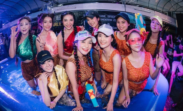 Songkran được yêu thích vì vốn dĩ không có nhiều quy định khắt khe về trang phục.
