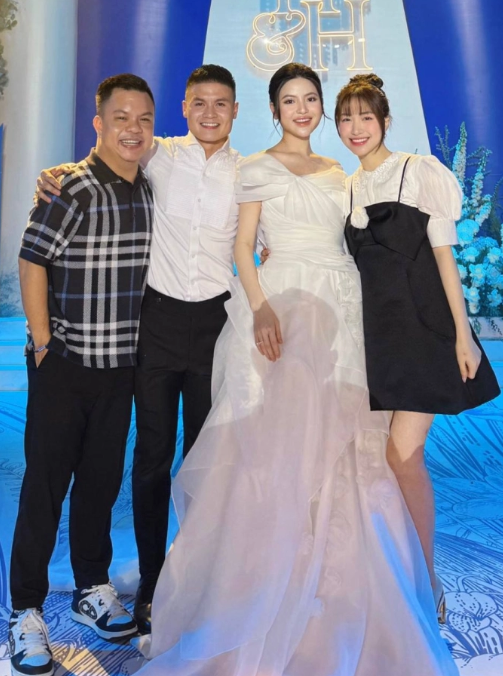 Hòa Minzy chụp ảnh cùng vợ chồng Quang Hải