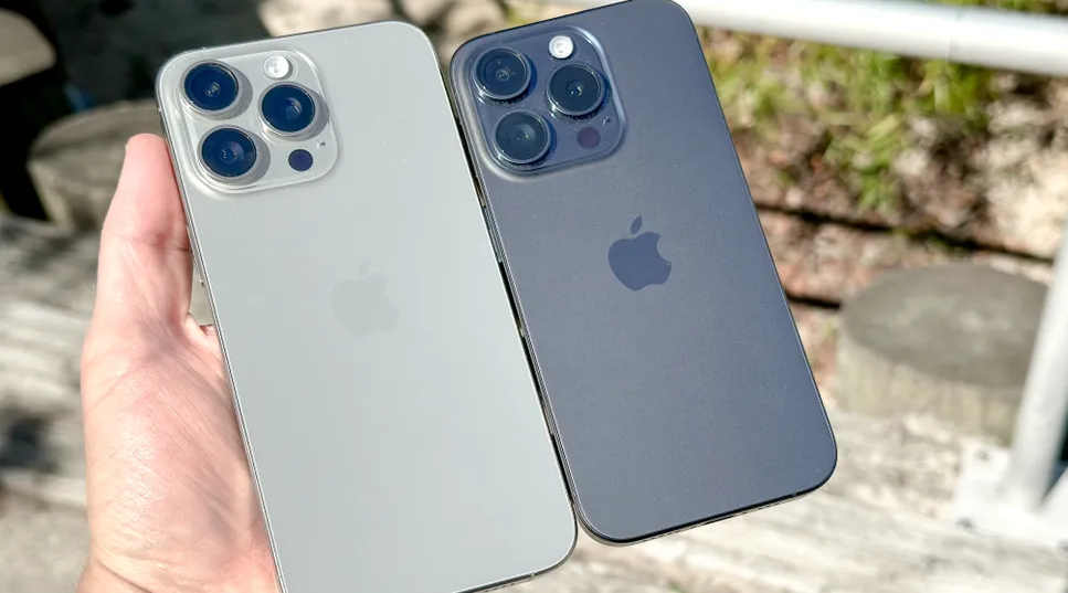 iPhone 15 Pro Max (trái) có tuổi thọ pin đáng nể.
