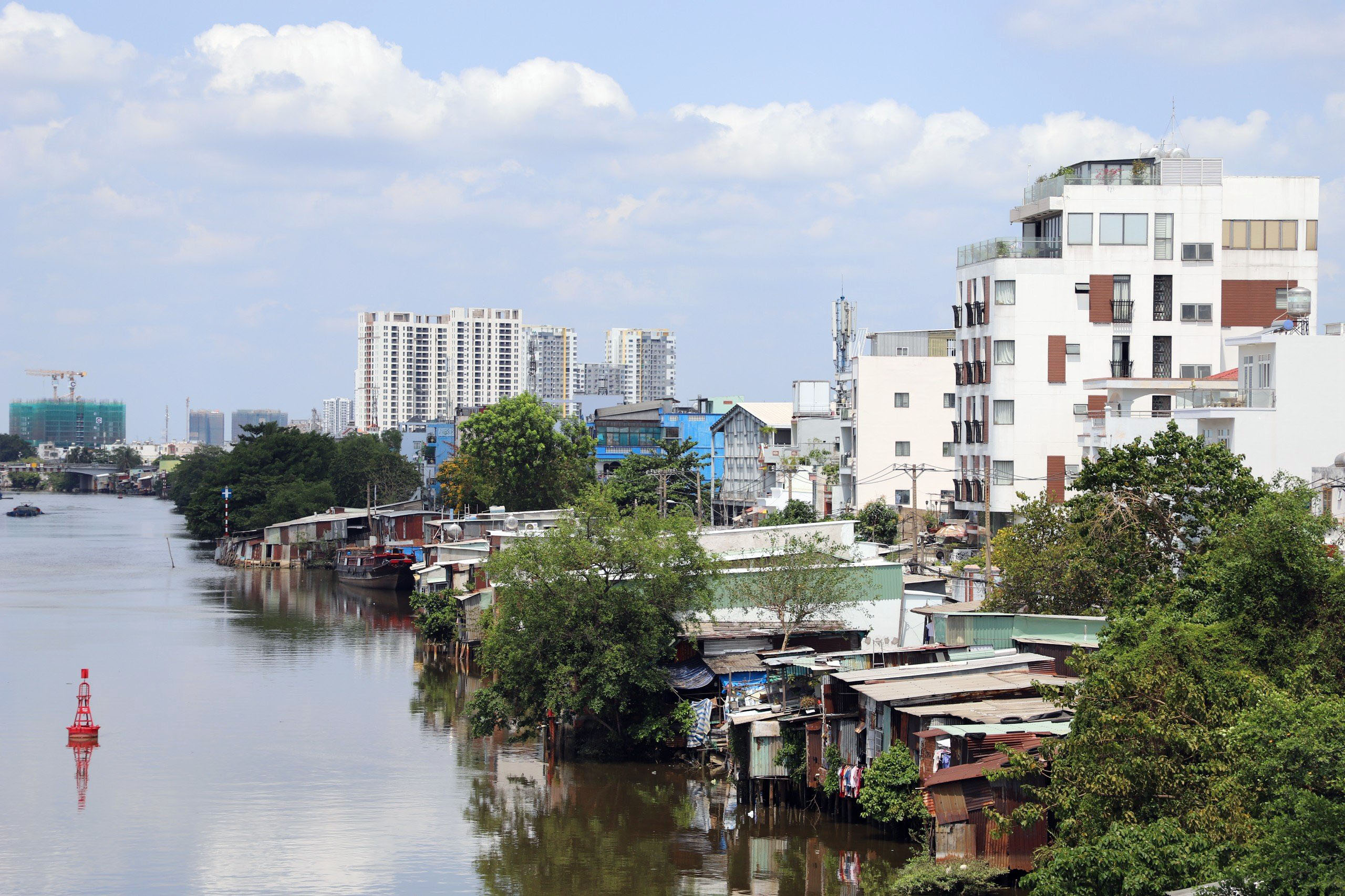 Lãnh đạo UBND quận 8 cho biết, trên địa bàn quận có khoảng 10.000 căn nhà ven kênh, rạch nằm trong diện di dời để thực hiện các dự án cải tạo, chỉnh trang đô thị.