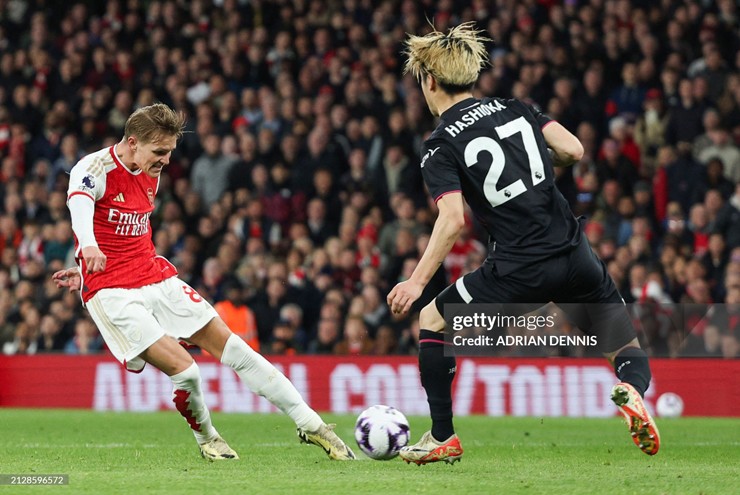 Odegaard (áo đỏ trắng) ghi bàn thắng đẹp mắt cho Arsenal