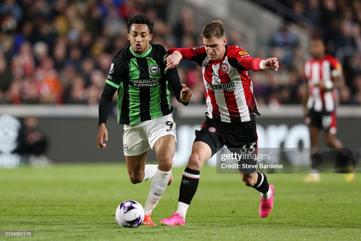 Trận đấu giữa Brentford (áo đỏ trắng) và Brighton diễn ra hấp dẫn