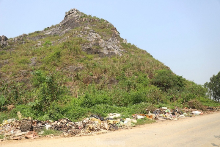 Bên cạnh nạn khai thác đất đá trái phép, di tích quốc gia Lèn Hai Vai đang bị rác thải bao quanh, gây mất cảnh quan và ô nhiễm môi trường.