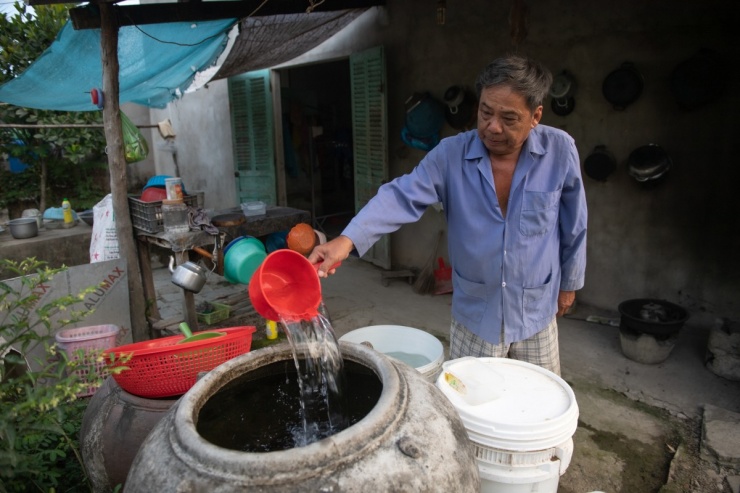 Người dân tận dụng các vật dụng trong nhà để chứa nước sinh hoạt như thùng nhựa, vại... "Xài tiết kiệm lắm cũng vài hôm là hết", ông Phạm Văn Đôi (74 tuổi) nói.