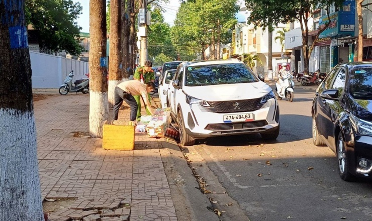 Công an đến hiện trường xác minh vụ việc. Ảnh: N.D