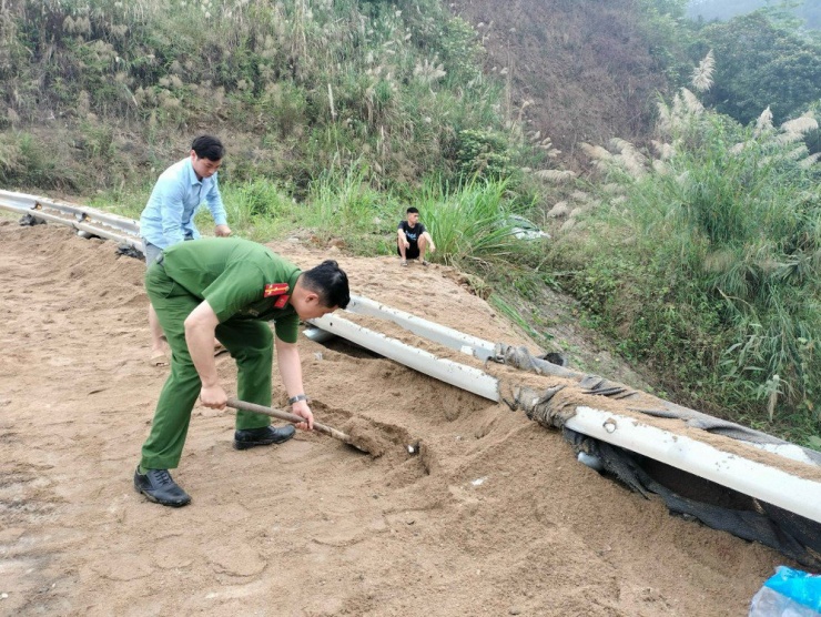 Lực lượng công an xử lý hậu quả vụ tai nạn lật xe đầu kéo. Ảnh: PV