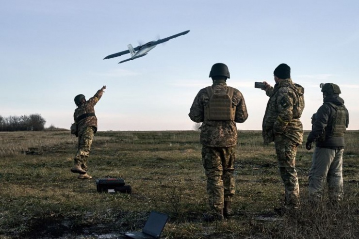 Binh sĩ Ukraine triển khai máy bay không người lái trên chiến trường gần Bakhmut. Ảnh: GettyImages