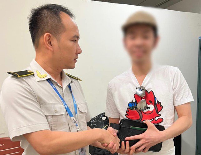 Nhân viên an ninh Phạm Tuấn Thành chúc mừng vị khách tìm lại được đồ.