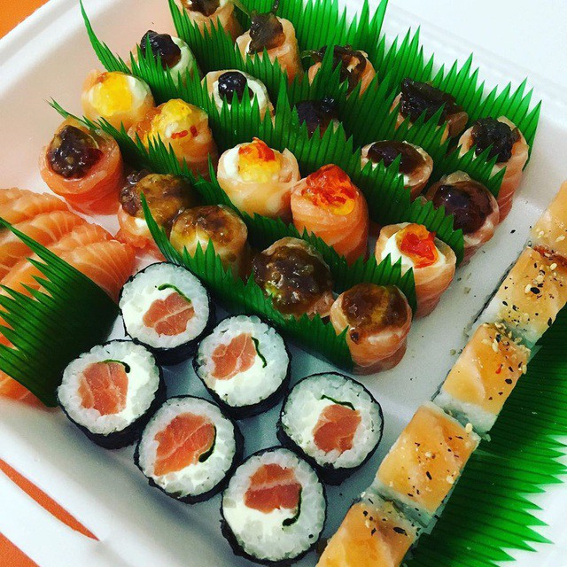 Sushi là món ăn truyền thống của đất nước Nhật Bản. Khác với kimbap, phần nhân của sushi thường là hải sản tươi sống như cá hồi, sò điệp, cá ngừ... Phần cơm sẽ được trộn với giấm, dầu mè, muối đường tùy theo khẩu vị của bạn. Cách cuộn sushi cũng tương tự như kimbap. Ảnh: Japadare.