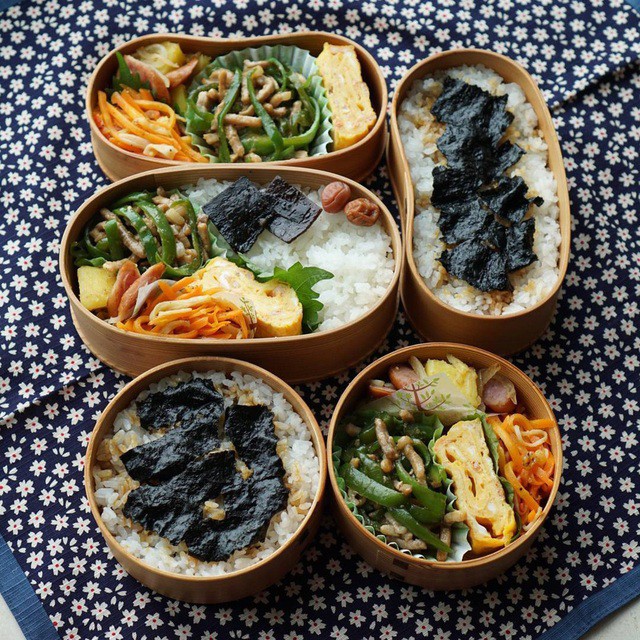 Cơm trộn rong biển là món ăn dễ làm, không yêu cầu sự khéo tay như cách làm sushi hay kimbap. Gạo được nấu cùng lá dứa để thơm hơn. Bạn xào thịt bò đã ướp gia vị với xì dầu, hành, tỏi băm. Bắp cải, dưa leo, cà rốt được rửa sạch, bào sợi. Bạn cho cơm ra thố, xếp cà rốt, dưa leo, bắp su sợi, bò xào, trứng rán lên trên và thêm lá rong biển tẩm gia vị. Cuối cùng, bạn chỉ cần rưới xì dầu trộn ớt bột lên là có thể thưởng thức. Ảnh: Pick.less.