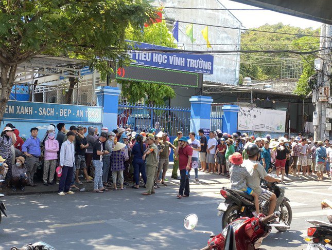Nhiều phụ huynh tập trung trước cổng trường Tiểu học Vĩnh Trường sau vụ học sinh nhập viện.