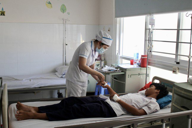 Bệnh viện Đa khoa Tâm Trí Nha Trang tiếp nhận một số học sinh nhập viện nghi ngộ độc thực phẩm. (Ảnh: Khánh Nguyên).