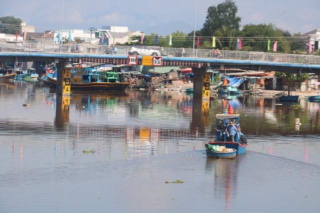 Dòng sông Cà Ty đoạn chảy qua trung tâm TP Phan Thiết