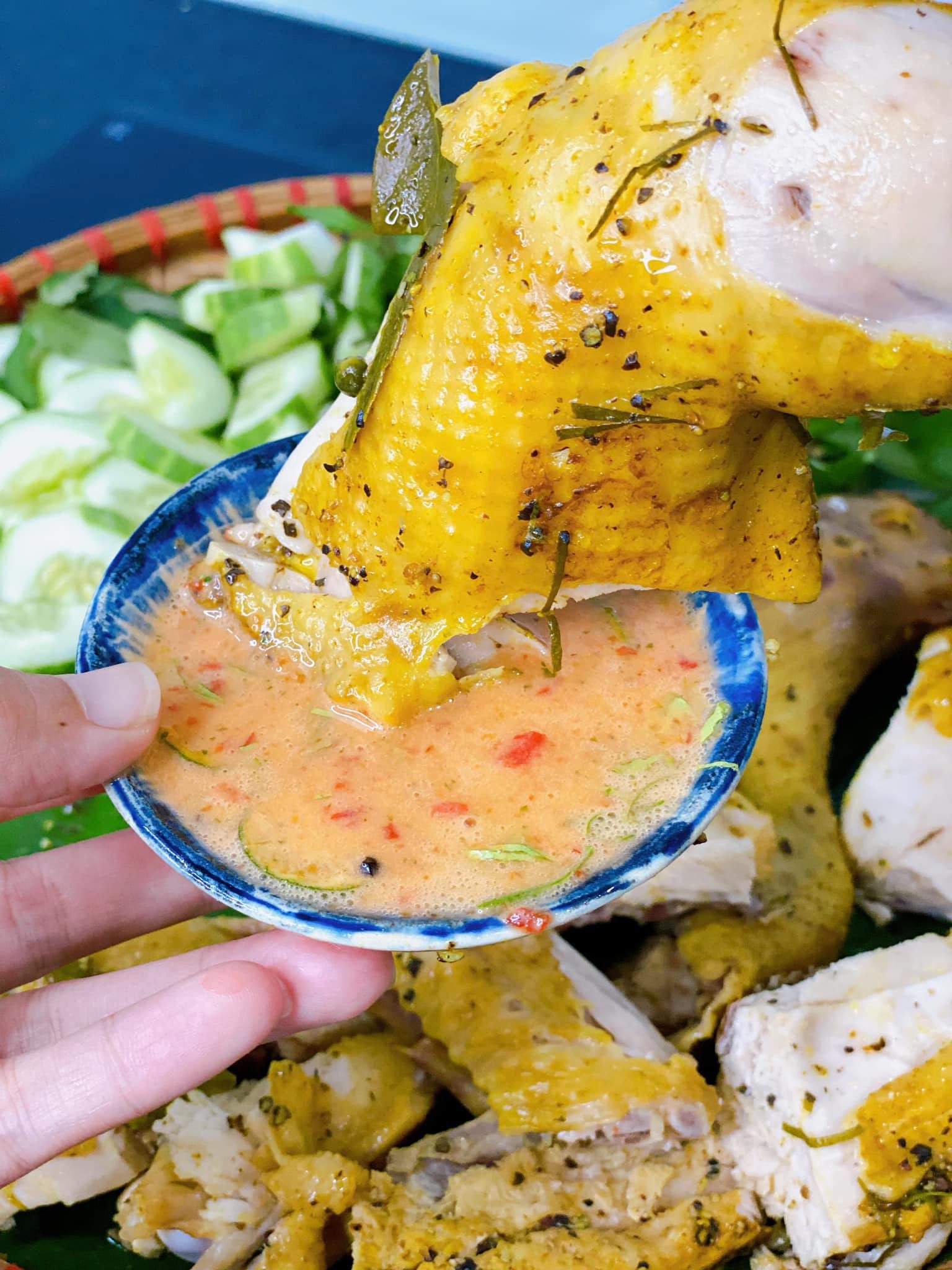 Thành phẩm là gà vàng ruộm, da không bị rách, thịt chín mềm, đậm vị. Mía là nguyên liệu đặc biệt giúp tăng vị thơm đặc trưng và vị ngọt hấp dẫn cho món gà hấp này.