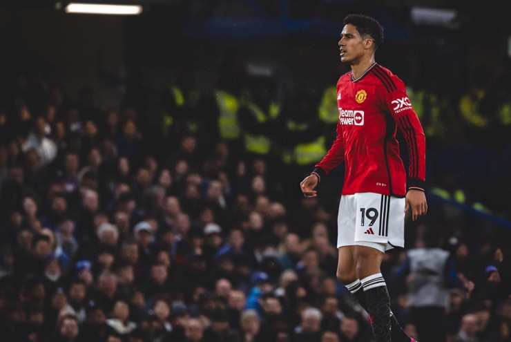 Varane cố trở lại trong trận đấu với Chelsea nhưng lại dính chấn thương khác