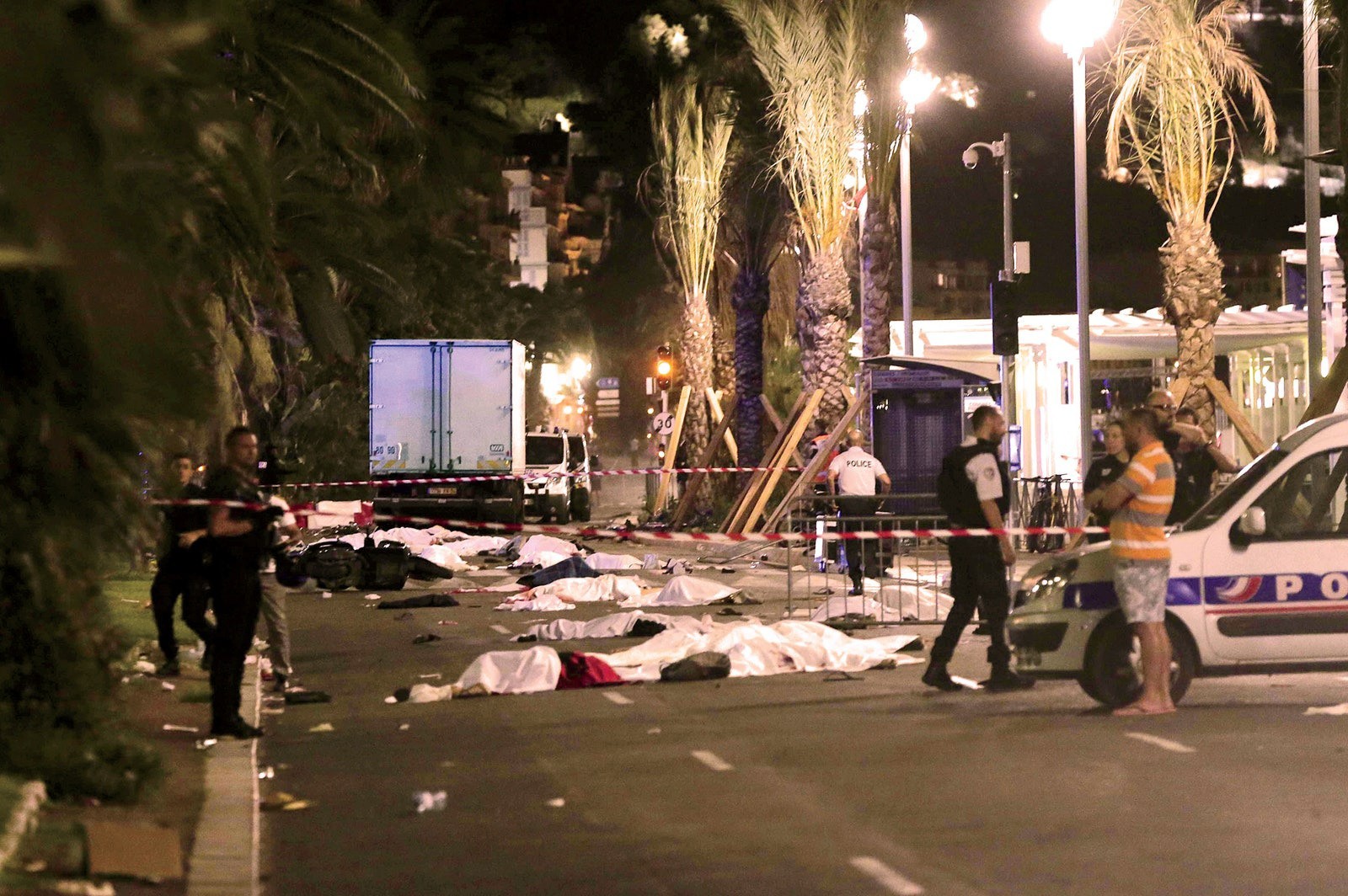 Thi thể các nạn nhân nằm la liệt tại hiện trường vụ tấn công khủng bố bằng xe tải. Ảnh: Matrix