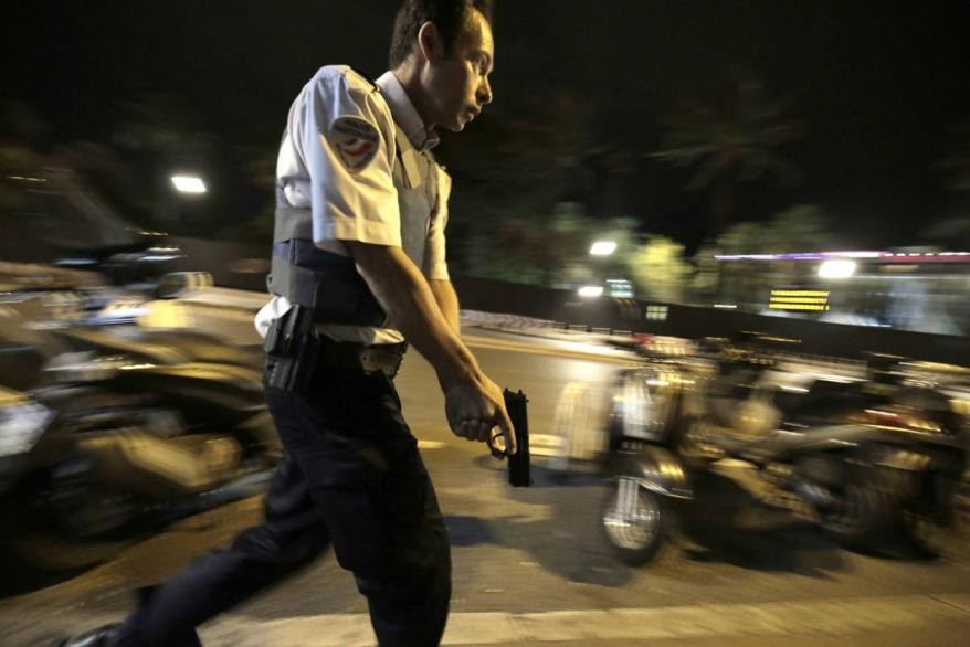 Một sĩ quan cảnh sát Pháp làm nhiệm vụ khi vụ tấn công khủng bố xảy ra. Ảnh: PE