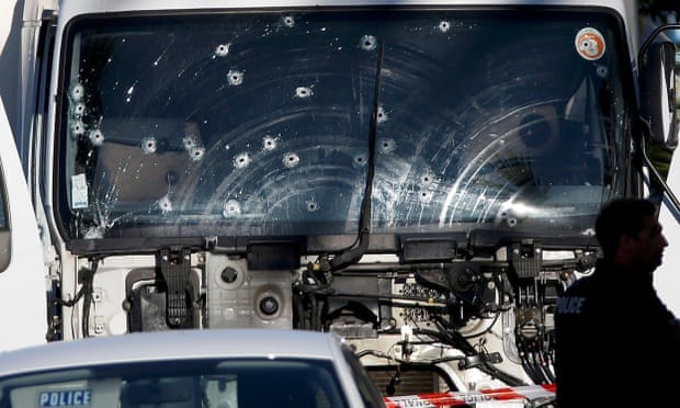 Phần kính xe tải lỗ chỗ vết đạn bắn. Ảnh: Reuters