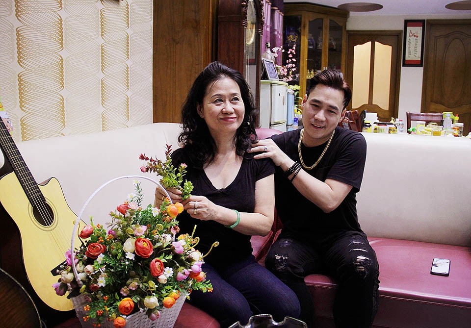 Ca sĩ Khánh Phương bên mẹ.