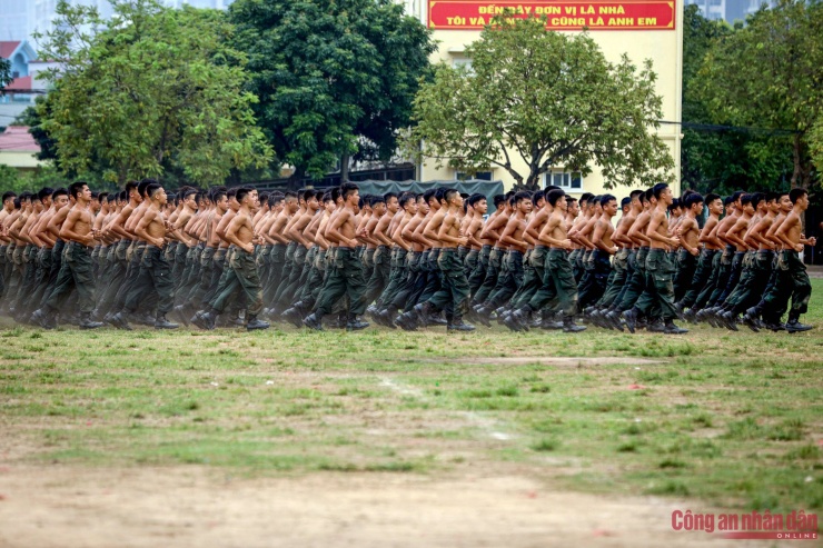 Những ngày này,&nbsp;500 CBCS của Trung tâm huấn luyện Quốc gia về phòng, chống khủng bố&nbsp;đang hăng say tập luyện tại thao trường&nbsp;dưới cái nắng nóng gay gắt có lúc lên tới gần 40 độ C của mùa hè miền Bắc với quyết tâm hoàn thành tốt nhất nhiệm vụ đặc biệt phục vụ Lễ kỷ niệm 50 năm Ngày truyền thống lực lượng CSCĐ (15/4/1974 - 15/4/2024).