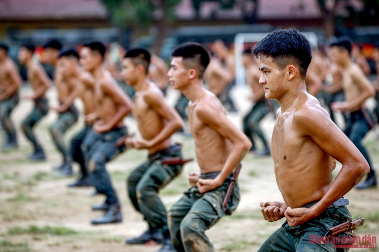 Các động tác trong bài quyền được kế thừa tinh hoa của võ thuật CAND cùng nhiều môn phái khác.