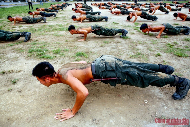 Cảnh sát chống khủng bố "đội" nắng luyện võ trên thao trường - 9