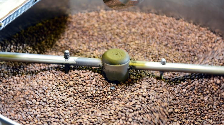 Giá cà phê nhân trong nước tăng vượt mức 100.000 đồng/kg làm khó doanh nghiệp thu mua chế biến xuất khẩu.