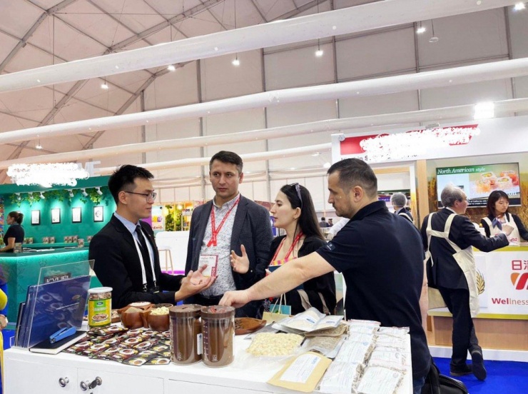 Nhiều doanh nghiệp Việt Nam phải nhập khẩu cà phê Brazil, Ấn Độ giá rẻ hơn giá cà phê trong nước để đảm bảo thực hiện hợp đồng xuất khẩu đã ký với khách hàng.