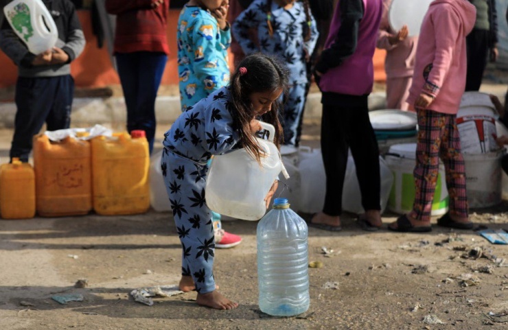 Một trẻ em ở Gaza lấy nước sử dụng. Ảnh: ANADOLU AGENCY