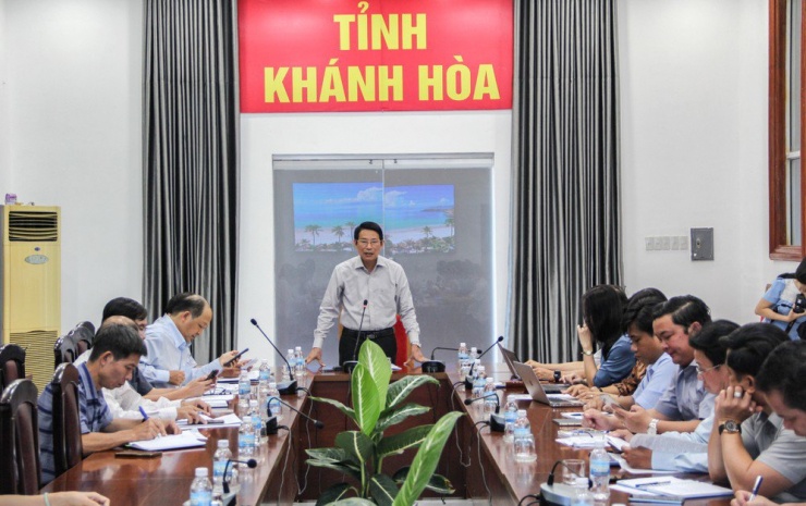 Ông Đinh Văn Thiệu, Phó chủ tịch tỉnh Khánh Hòa yêu cầu kiểm tra tất cả các cơ sở thực phẩm trên địa bàn. Ảnh: XUÂN HOÁT