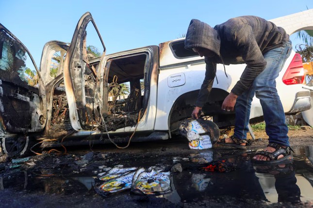 Tình trạng 1 chiếc xe của nhóm cứu trợ sau vụ không kích của Israel ngày 1/4. (Ảnh: Reuters)