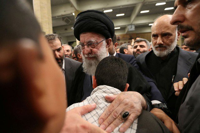 Lãnh đạo tối cao Iran Ayatollah Ali Khamenei gặp gia đình của một trong những thành viên thuộc Lực lượng Vệ binh Cách mạng Hồi giáo Iran thiệt mạng trong tang lễ hôm 4-4. Ảnh: Reuters