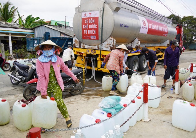 Người dân tại xã Tân Phước, Gò Công Đông mang can đi xin nước ngọt từ xe bồn từ thiện trưa 5/4. Ảnh: Hoàng Nam