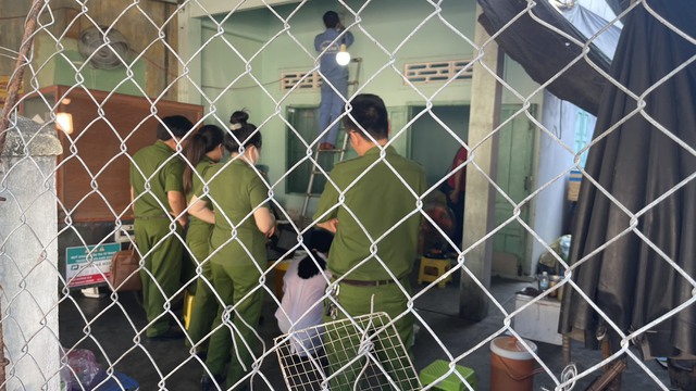 Cơ quan chức năng và Công an TP Nha Trang lấy mẫu thức ăn của các hàng quán cạnh Trường Tiểu học Vĩnh Trường, Trường THCS Trần Hưng Đạo