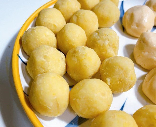 Nhân bánh được làm từ đậu xanh nghiền nát
